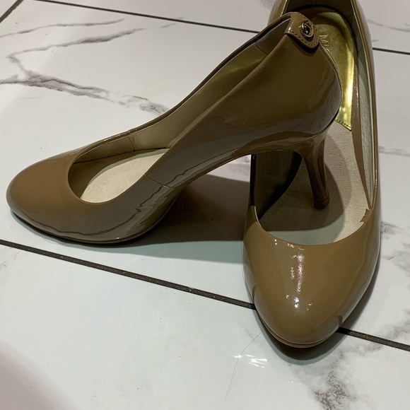 Michael by Michael Kors classic patent pumps - Picture 7 of 7
